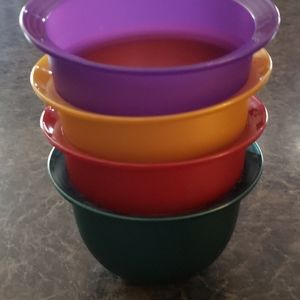 Small set of 4 Tupperware bowls with lids